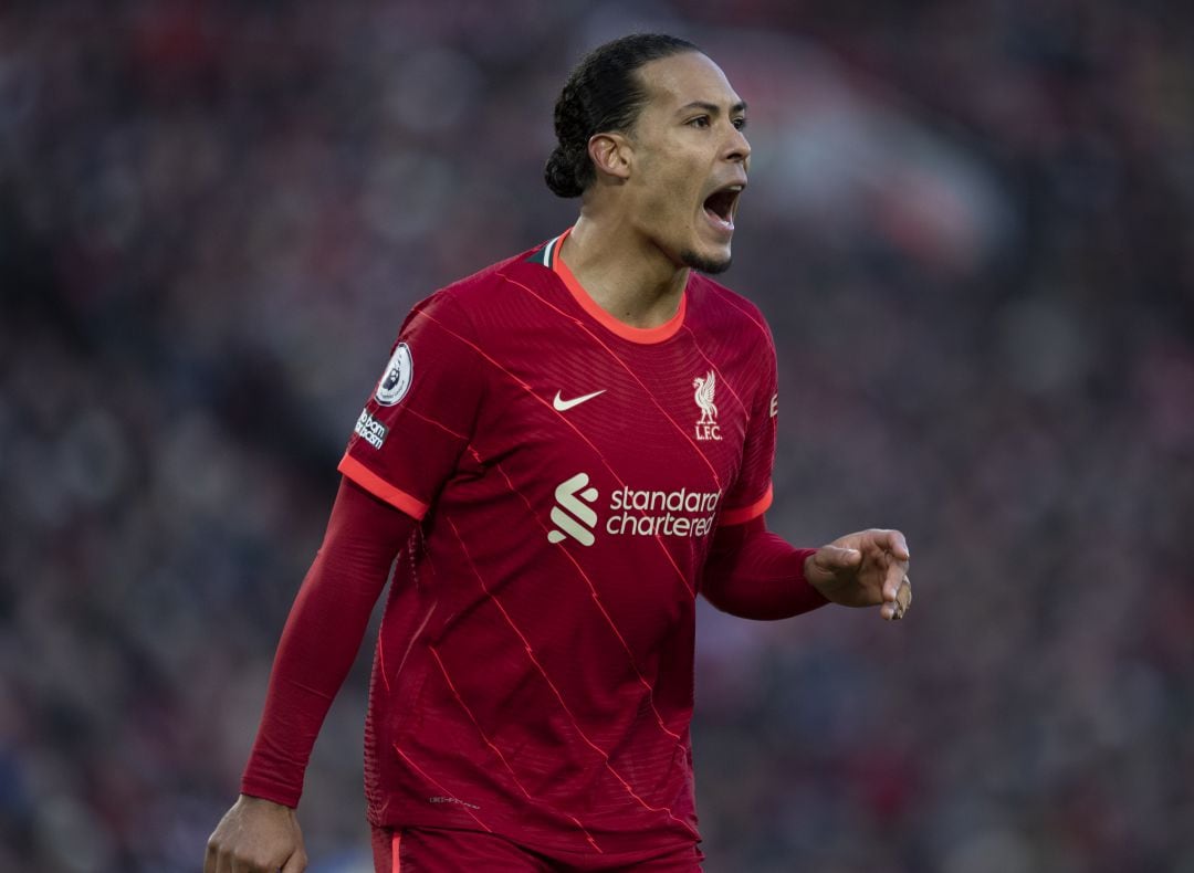 Virgil Van Dijk da instrucciones a su defensa