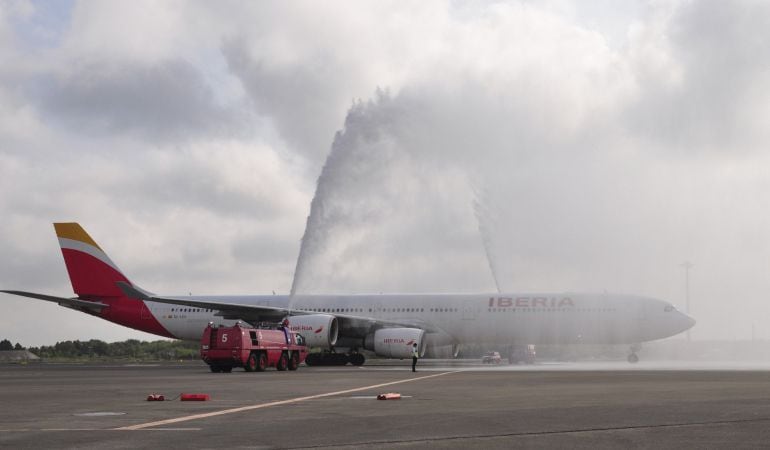 Un avión A330-200 de Iberia, durante un bautizo de agua tras su aterrizaje en Tokio, el pasado 19 de octubre.