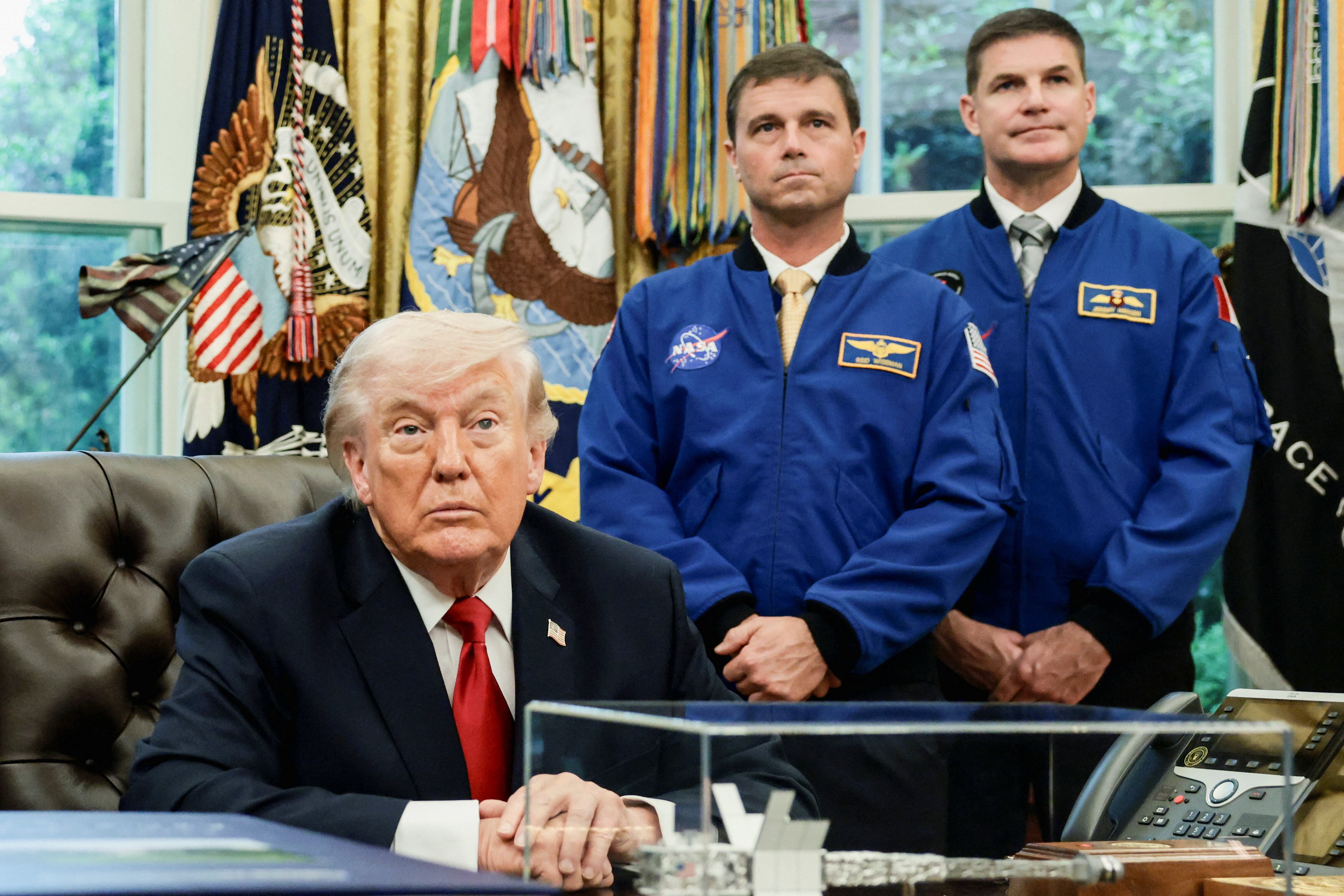 Loa astronautas de la Artemis II junto a Donald Trump en la Casa Blanca