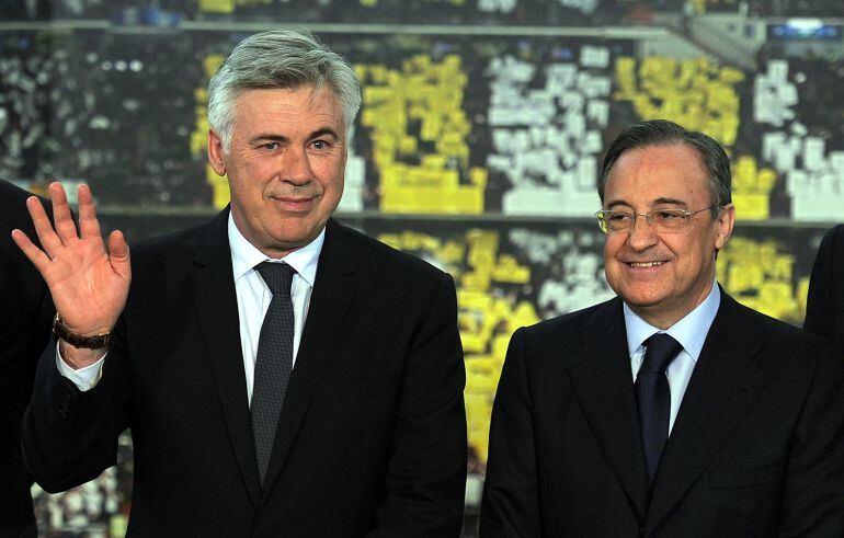 Ancelotti, junto a Florentino el día de la presentación del italiano como entrenador del Real Madrid