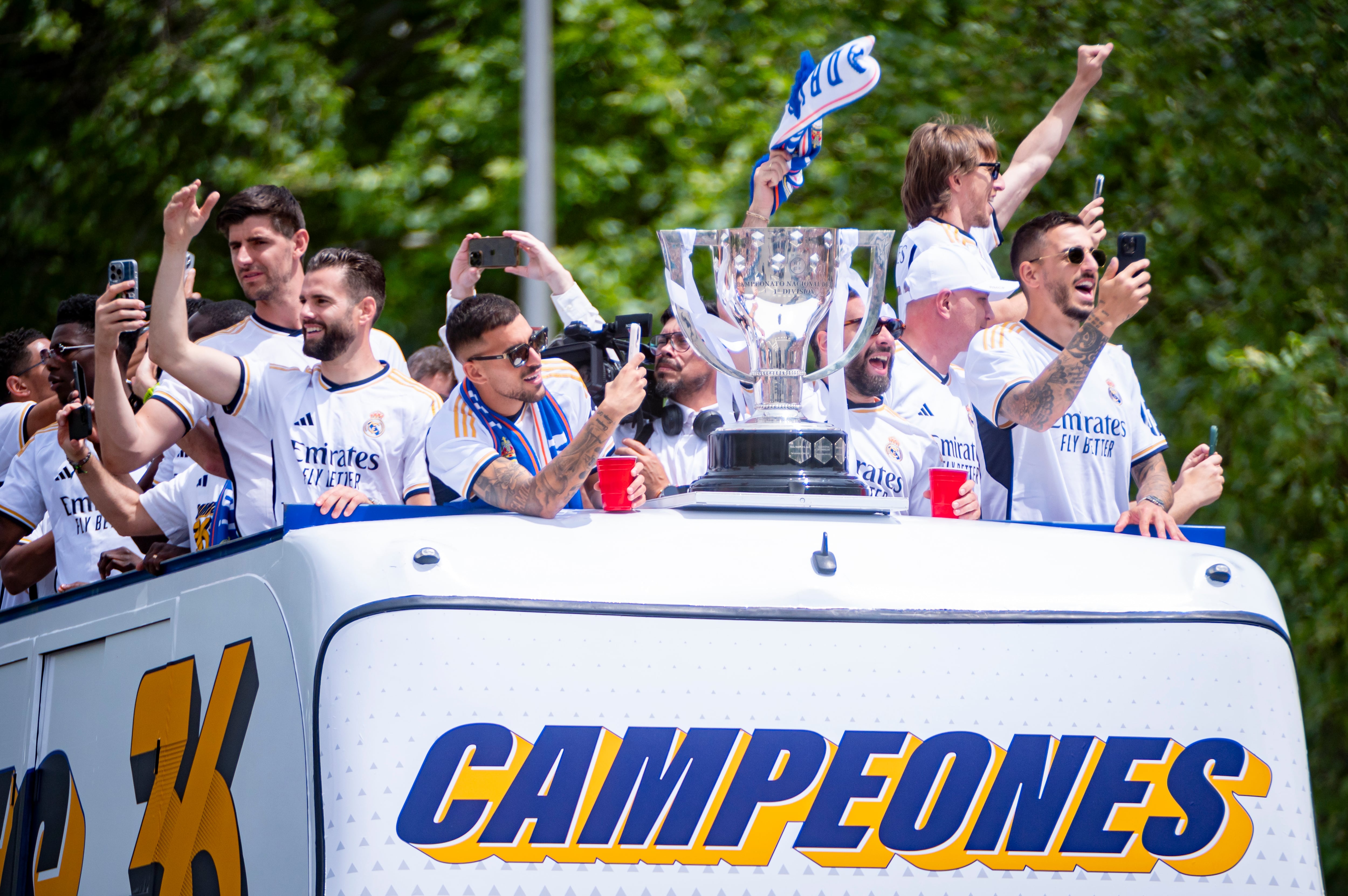 Los jugadores del Real Madrid en la rúa de celebración del trofeo de LaLiga EA Sports. (Photo by Alberto Gardin/Eurasia Sport Images/Getty Images)