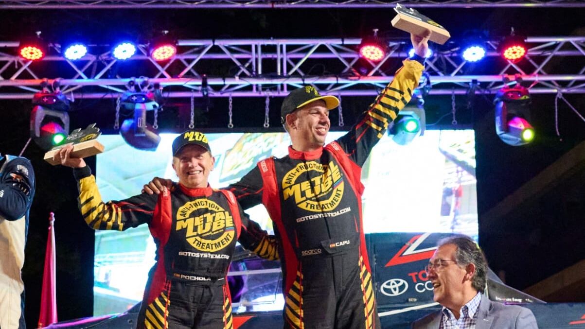 Capu y Pochola en lo más alto del podio