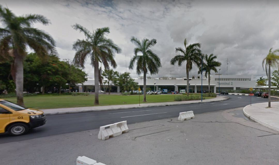 Acceso a la Terminal 2 del Aeropuerto de Cancún, México