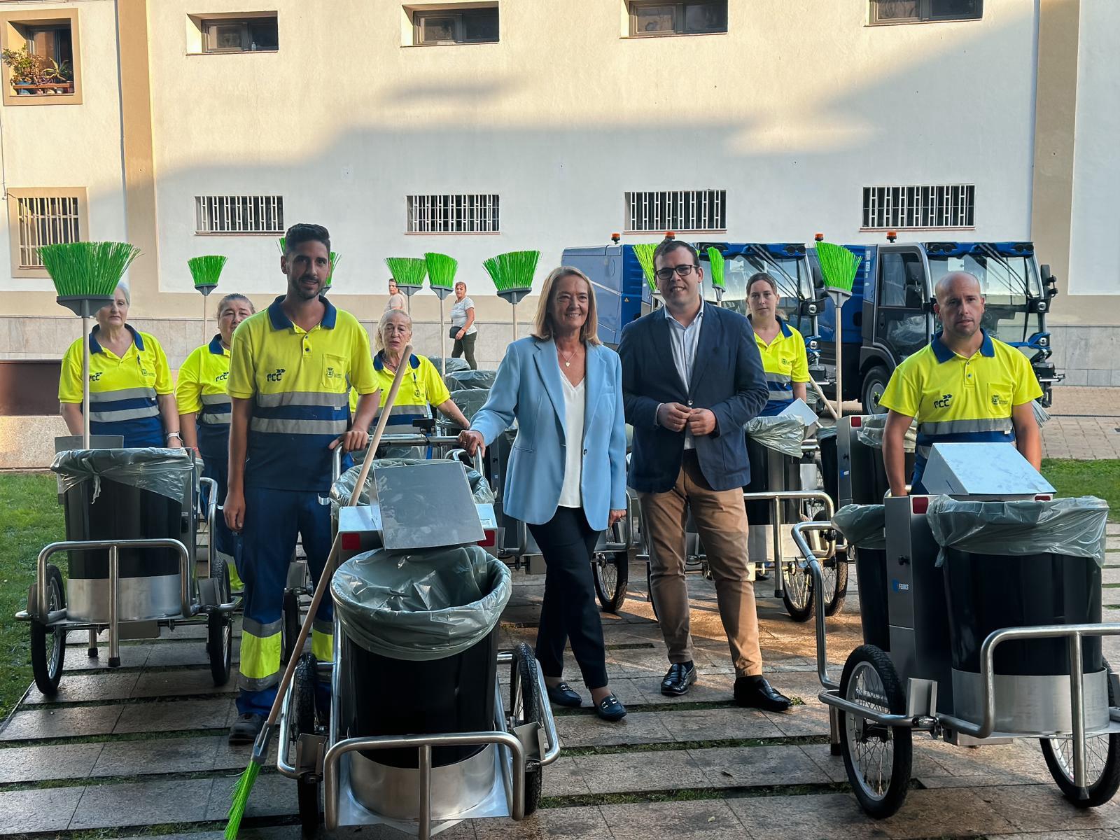La alcaldesa de Motril, Luisa García y con concejal de Calidad Urbana, Juan Fernando Hernández, presentan nueva maquinaria de limpieza