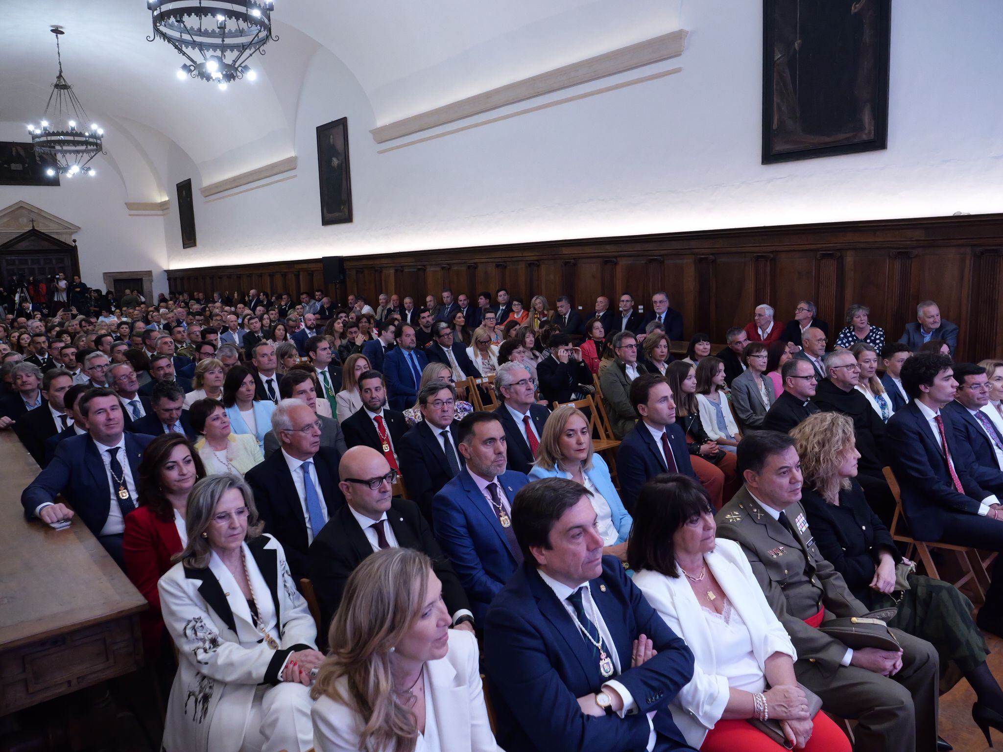 Público en el acto institucional del Día de La Rioja, celebrado en el refectorio del Monasterio de Yuso
