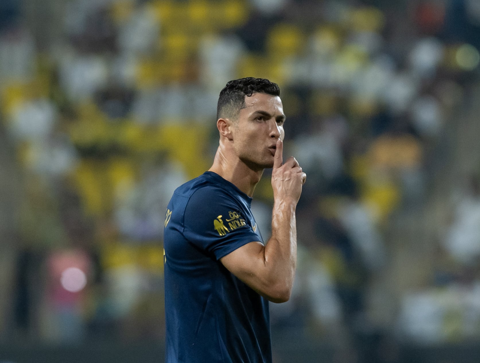 Cristiano Ronaldo manda callar a la afición del Al-Ettifaq en su partido ante el Al Nassr. (Photo by Mohammed Saad/Anadolu via Getty Images)