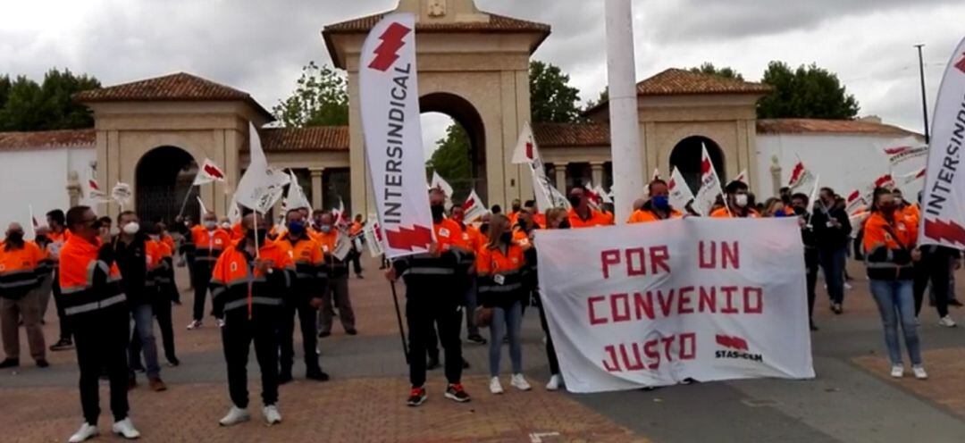 Imagen de la protesta de los trabajadores de este servicio en el &#039;pincho&#039; de la Feria, el 3 de mayo