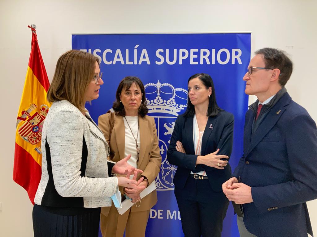 Díaz Manzanera (derecha) junto a Isabel Franco (Izquierda) y representantes de ONGS y otros organismo presentes en la reunión