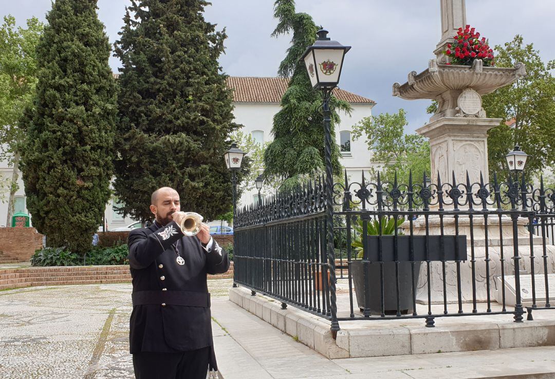 El acto habitualmente más multitudinario de la Semana Santa de Granada se celebró en 2020 sin fieles por el confinamiento de la primera ola de la covid. Un toque de corneta sonó a las 3 de la tarde en el Campo del Príncipe para conmemorar la muerte de Cri