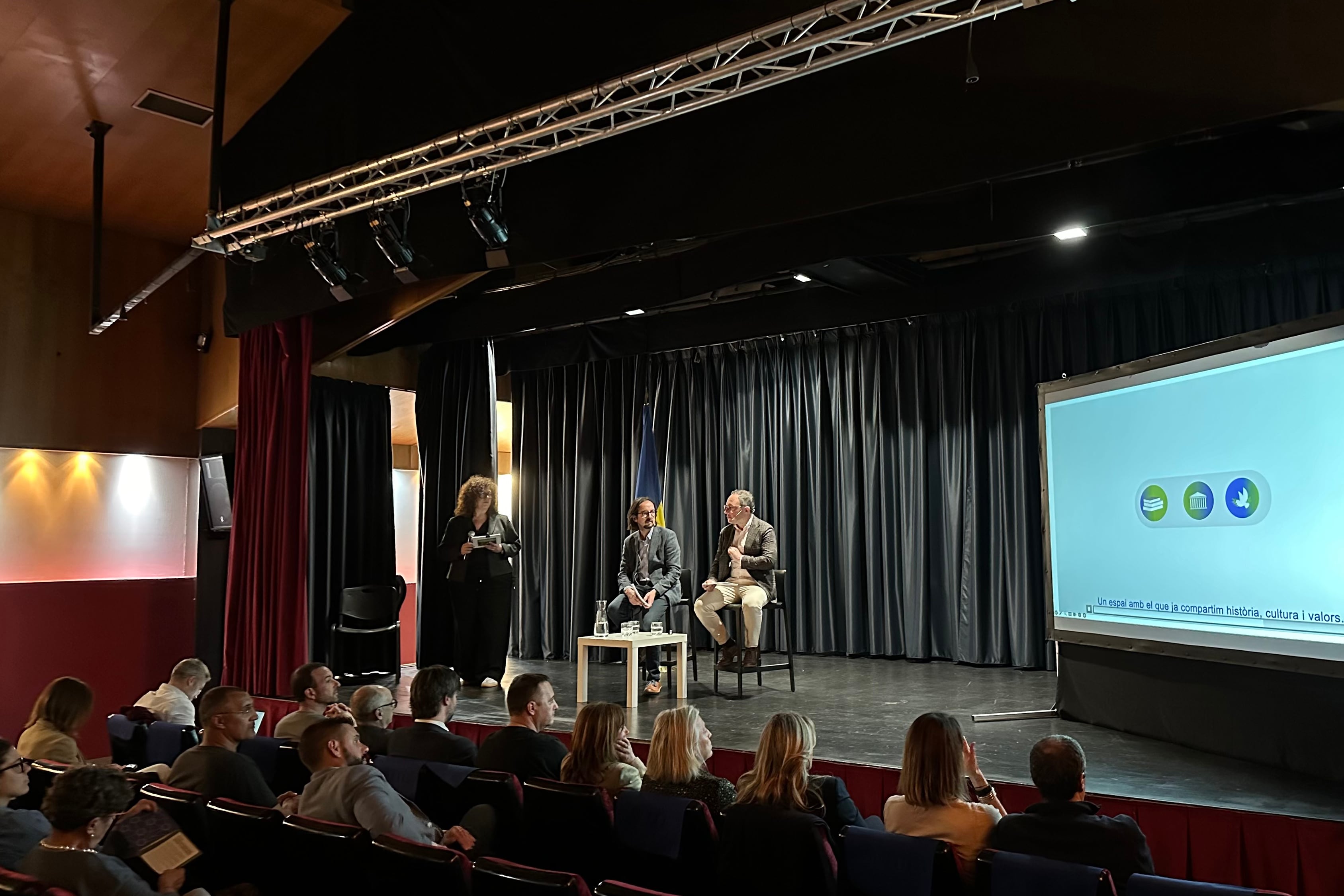 El cap de Govern, Xavier Espot, i el secretari d&#039;Estat per a les relacions amb la UE, Landry Riba, durant la reunió informativa d&#039;ahir a la nit a Encamp per resoldre dubtes sobre l&#039;acord.