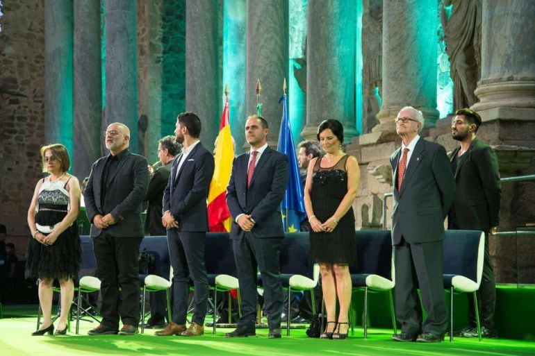 Los galardonados con la medalla de Extremadura escuchan el himno de la comunidad