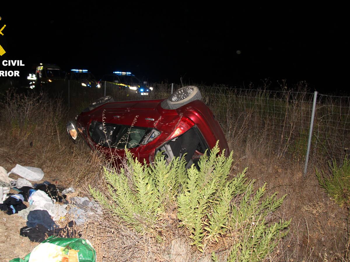 Detenido tras saltarse un control y sufrir un accidente llevando 6.155 gramos de hachís y 102 gramos de cocaína en el coche