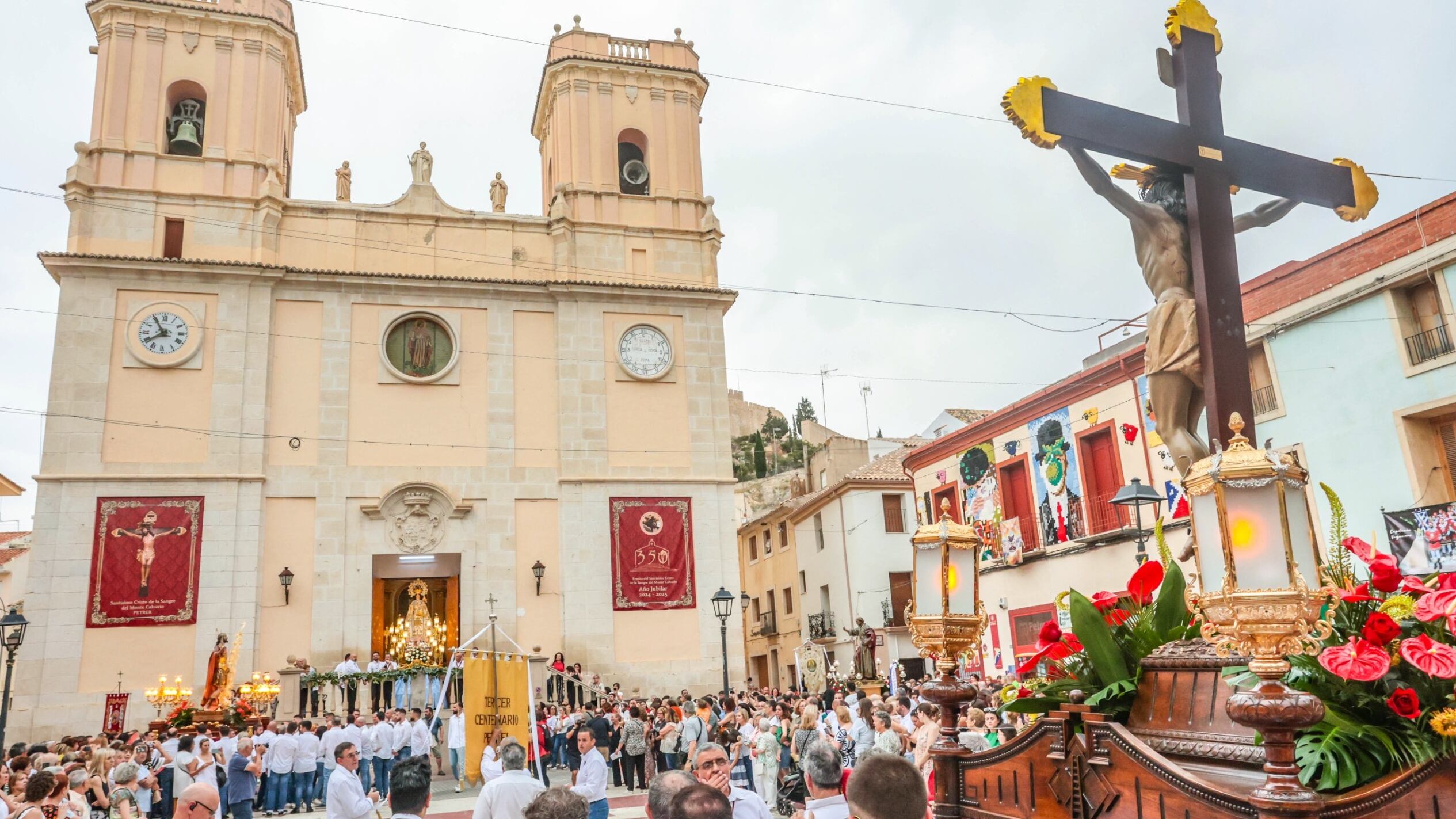 Encuentro de las imágenes frente a la iglesia de San Bartolomé