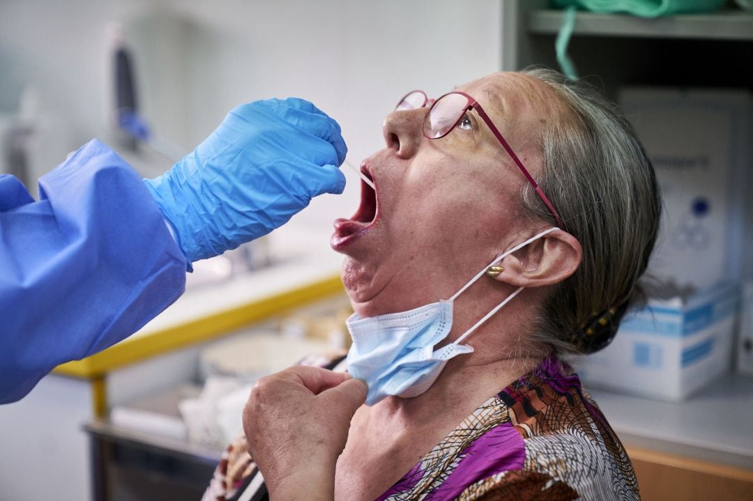 Una vecina de Móstoles se somete a una prueba de detección del coronavirus en los test que se realizaron el sábado.