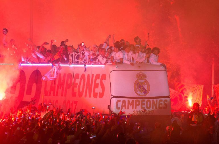 eal Madrid CF players arrive at Cibeles square after winning the La liga title on May 21, 2017 in Madrid, Spain.  Real earlier beat Malaga 2-0 in Malaga to clinch the Spanish league title.  (Photo by Denis Doyle/Getty Images)