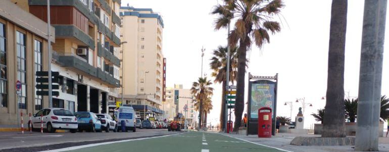 El recién inaugurado nuevo ramal del carril bici de Cádiz entre plaza Asdrúbal y hotel Playa Victoria