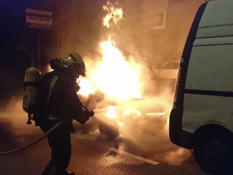 Incendio en el vehículo, en la barriada de El Palo (Málaga)
