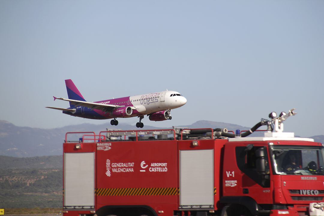 Vuelo de wizzair aterrizando en el aeropuerto de Castellón