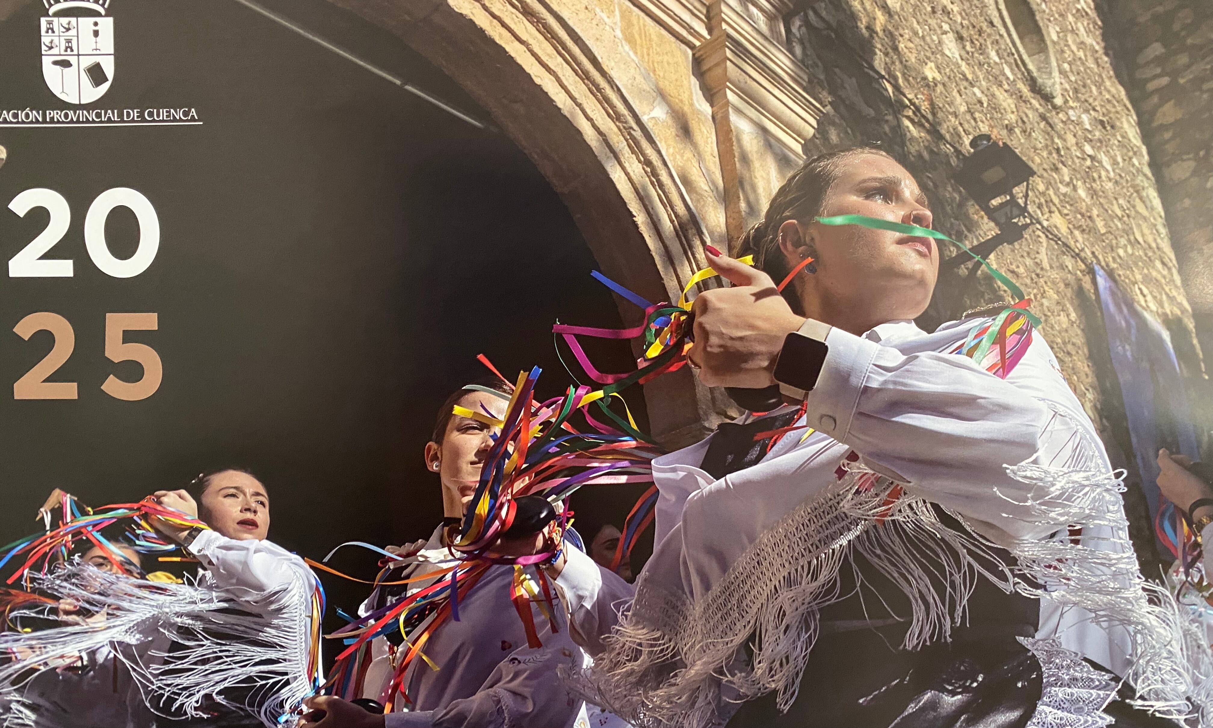 Imagen del calendario de 2025 de la Diputación de Cuenca: danzantas de Almonacid del Marquesado.