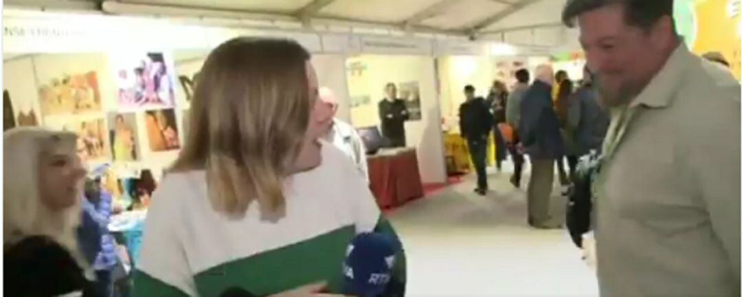 La periodista recrimina a l'home la seva acció just abans de començar un directe per ATV