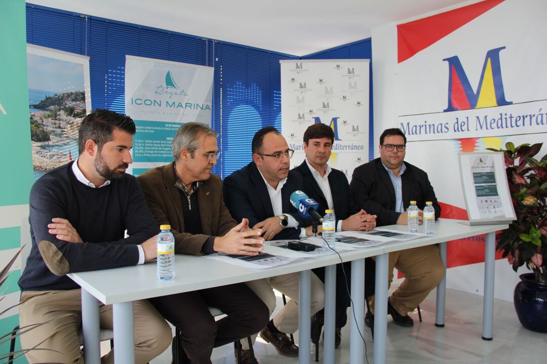 El teniente alcalde, Juan José Ruiz Joya y el concejal de Turismo, Rafael Caballero, Manuel Raigón, director del Puerto deportivo Marina del Este, Nacho Pastor, de la empresa Eventos Náuticos Costa del Sol y Santiago Canales, Promotor de ICO Marina, durante la presentación de la Regata ICON Marina