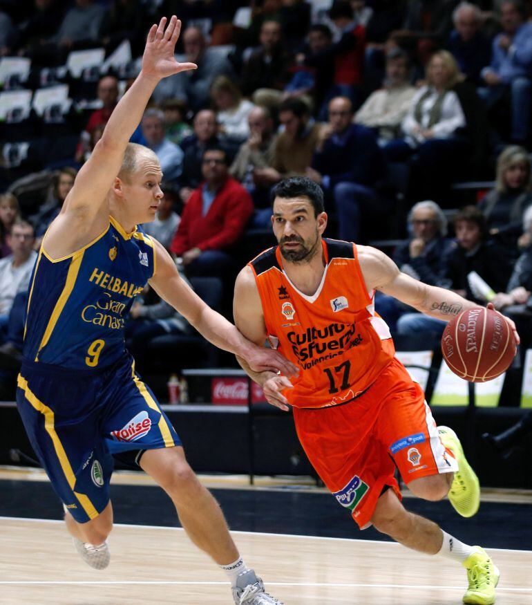 El escolta del Valencia Basket Rafa Martínez (d) trata de escapar del marcaje del finlandés Sasu Salin, del Herbalife Gran Canaria, durante el partido de la octava jornada de la Liga ACB disputado esta tarde en el Pabellón Fuente de San Luis, en Valencia. 