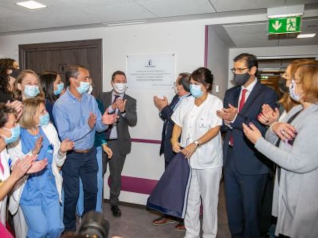 Momento en que se descubre la placa conmemorativa de las obras