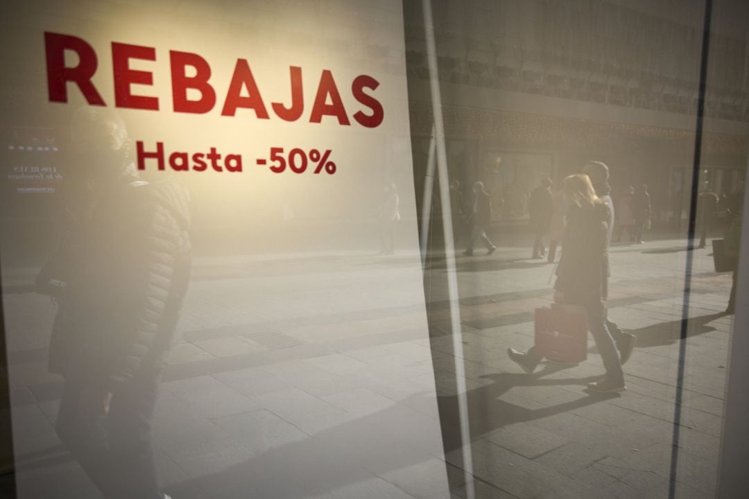 Un cartel de rebajas en un esaparate en una calle comercial del centro de Madrid, a 2 de enero de 2022,