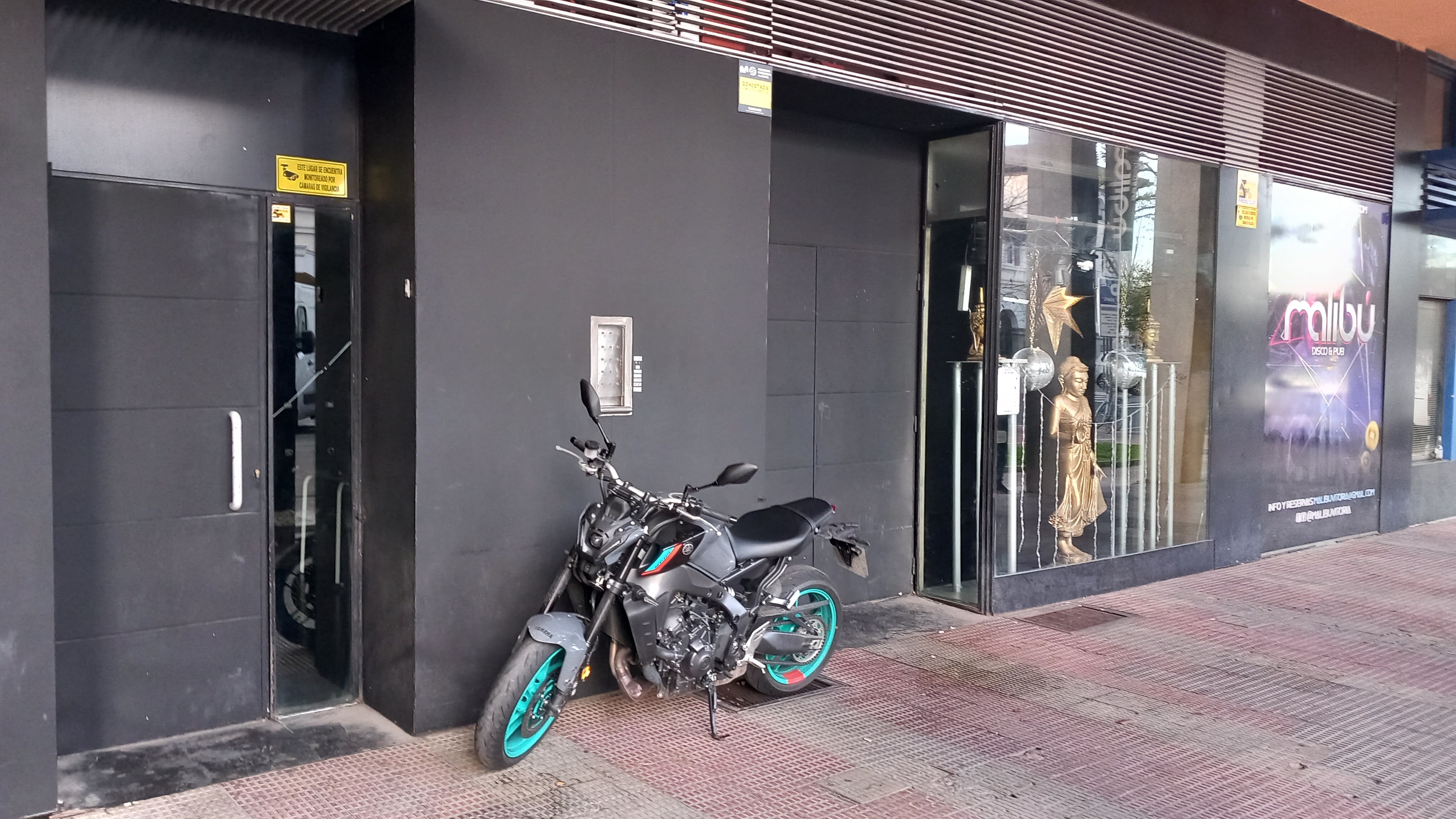 Acceso a la discoteca Malibú desde la plaza de Renfe