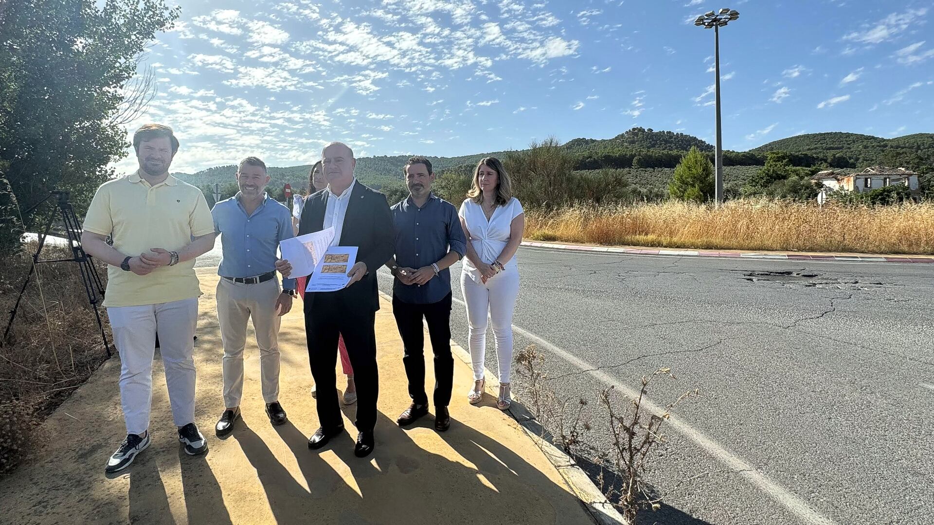 El alcalde de Antequera junto a la carretera A-7282