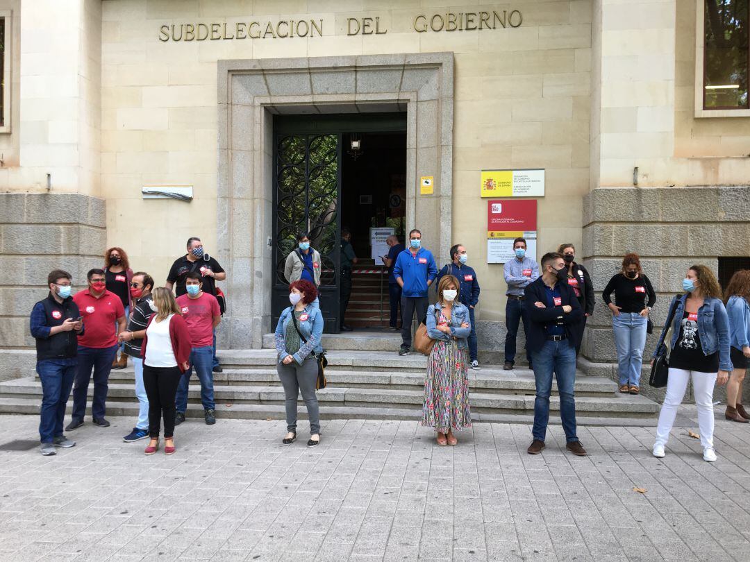 Manifestación convocada por CCOO y UGT en la puerta de la Subdelegación del Gobierno en Albacete contra los despidos en Airbus.