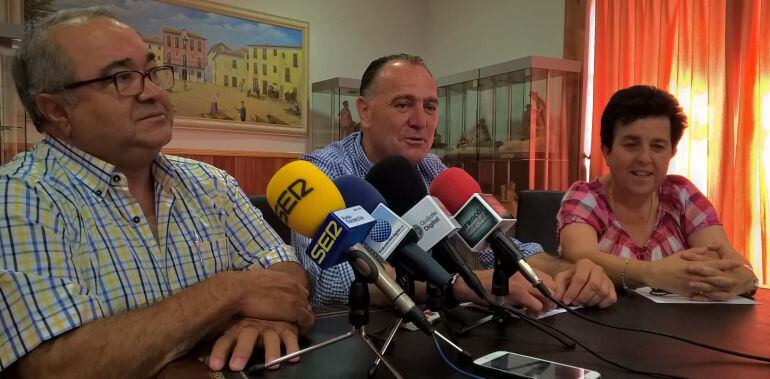 Gabriel Fernández Rubio, pregonero 2016, junto con el alcalde y la concejala de Festejos