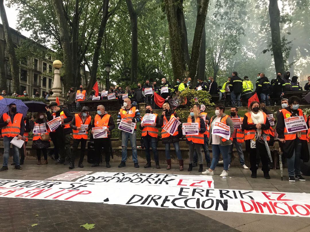 Trabajadores de ITP frente al Palacio de Justicia de Bilbao