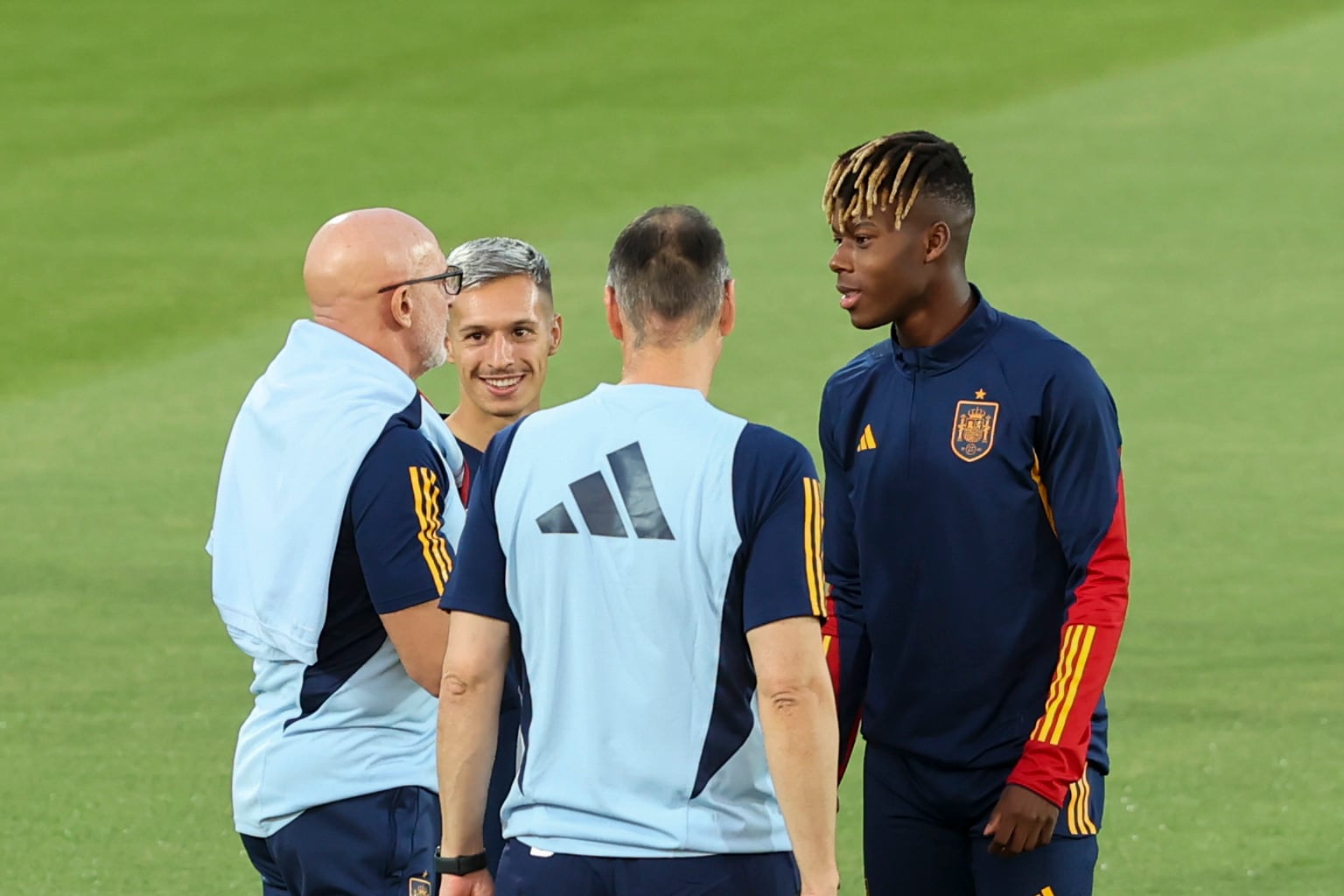 LAS ROZAS (MADRID), 09/10/2023.- Los jugadores de la selección española de fútbol, Bryan Zaragoza (2i) y Nico Williams, conversan con el seleccionador nacional, Luis de la Fuente (i), antes del inicio del entrenamiento que el combinado español ha celebrado hoy lunes en la Ciudad del Fútbol de Las Rozas, en Madrid. EFE / Kiko Huesca.
