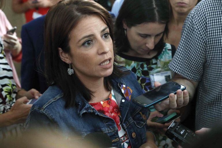 La diputada del PSOE Adriana Lastra, en los pasillos del Congreso.