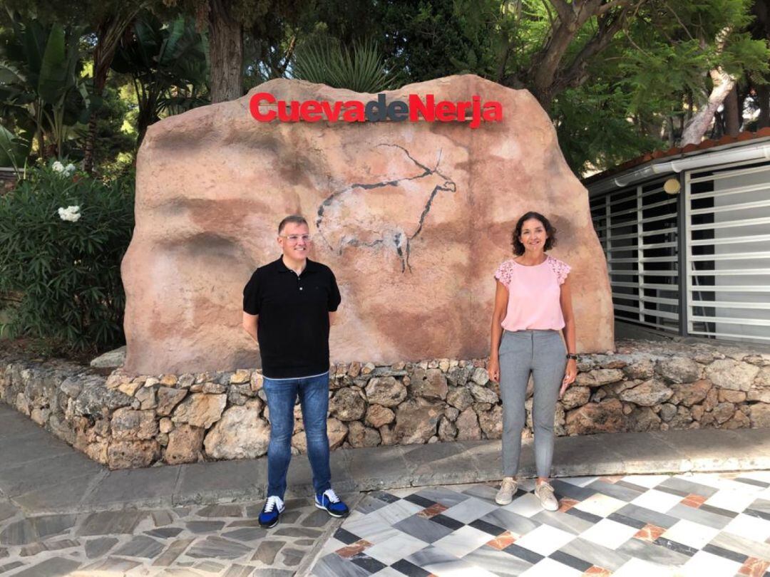 La ministra de Turismo durante su visita este sábado a la Cueva de Nerja en Málaga