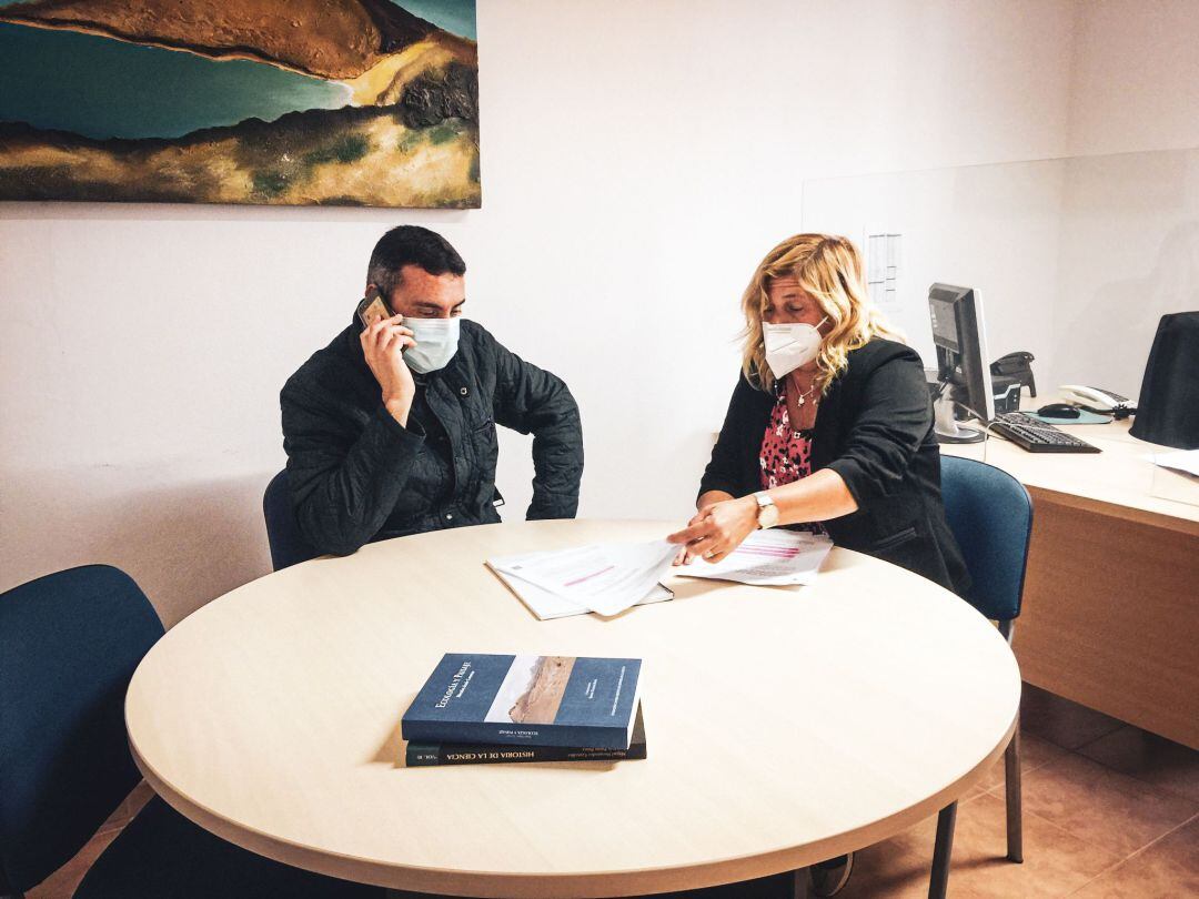 Oswaldo Betancort, alcalde de Teguise y parlamentario, junto a Alicia Páez, concejala delegada de La Graciosa en el Ayuntamiento de Teguise. 