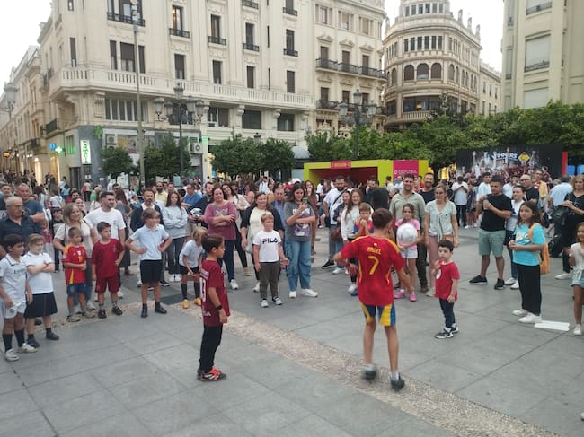 Niños y niñas juegan en la fanzone de la Selección Española de Fútbol en la plaza de las Tendillas.
