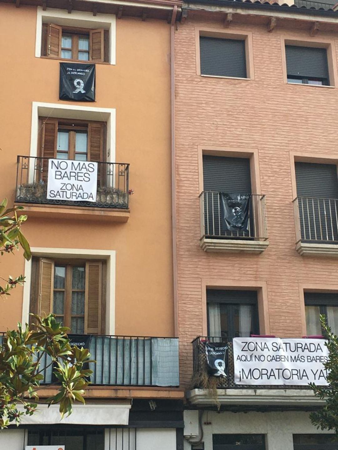 Pancartas en la calle Herrerías de Tudela