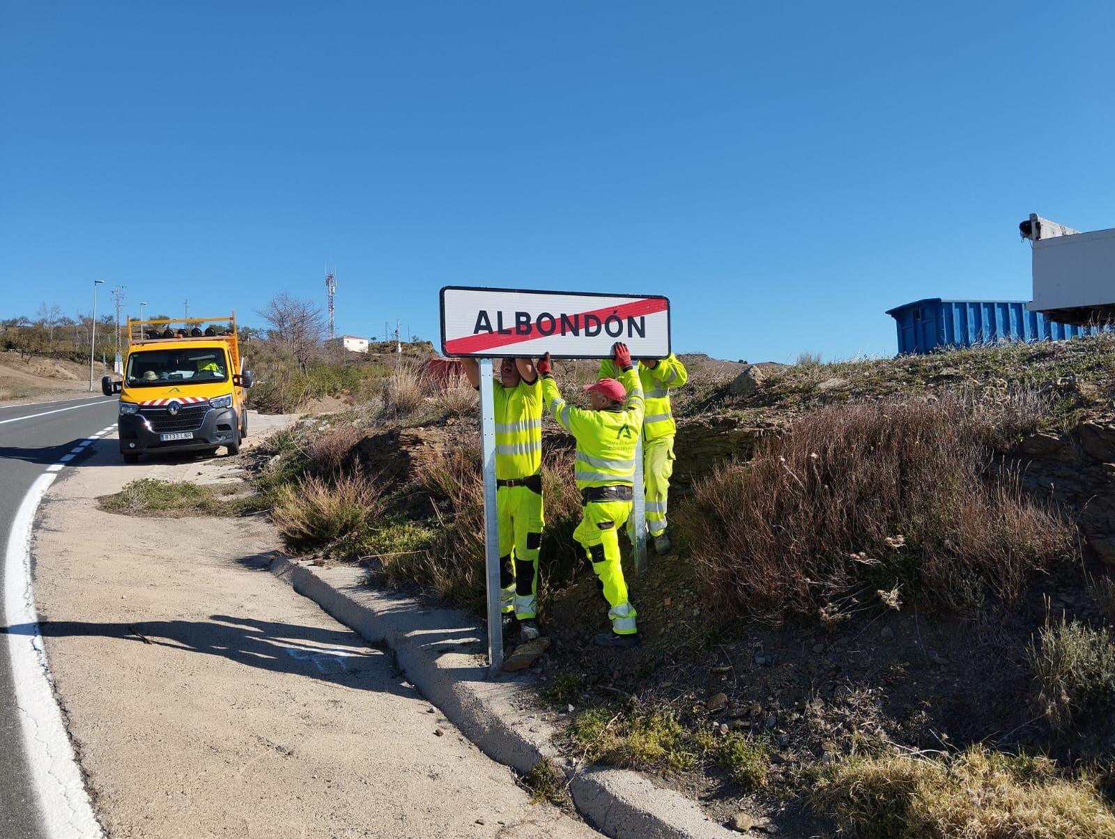 Foto de archivo de trabajos de conservación de carreteras en la zona sur de la provincia de Granada por operarios de la Junta de Andalucía