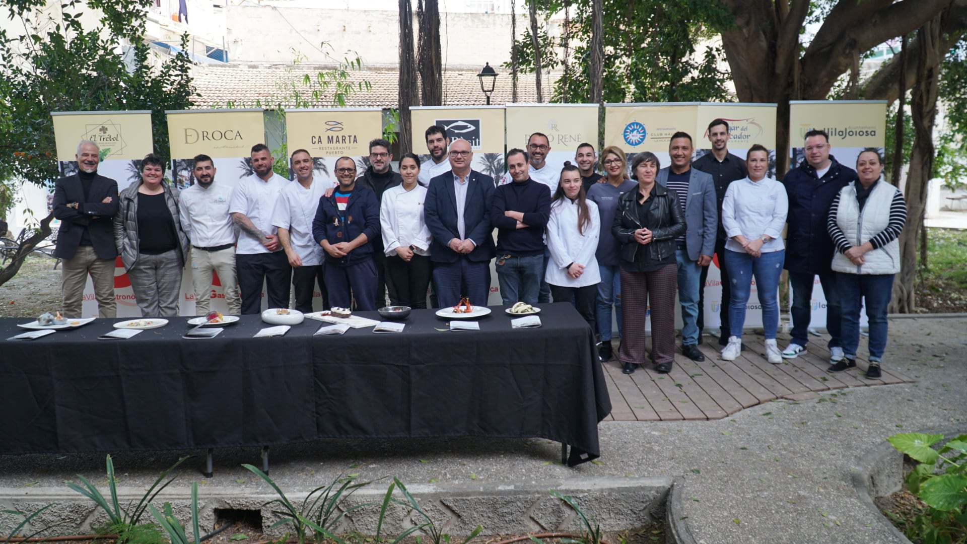 Foto de familia de los restauradores que van a participar en la XXIII Mostra de Cuina Marinera de la Vila Joiosa