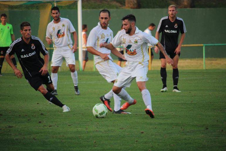 Antoñito trata de controlar un balón.