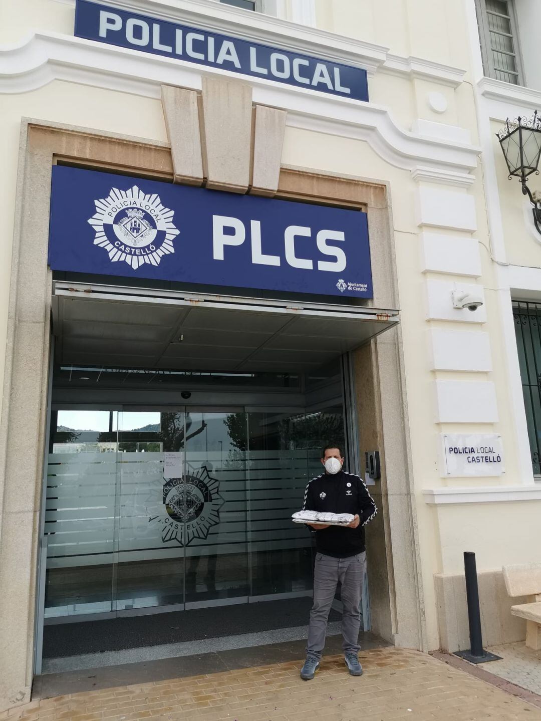 El presidente de la Federación de Peñas del C.D.Castellón, Alberto Aicart, ha ido personalmente a hacer la entrega