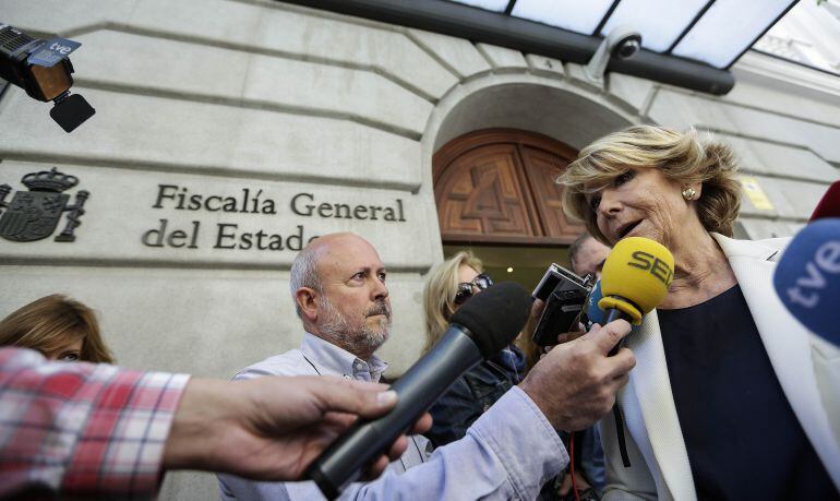 Esperanza Aguirre habla con los periodistas a las puertas de la Fiscalía.