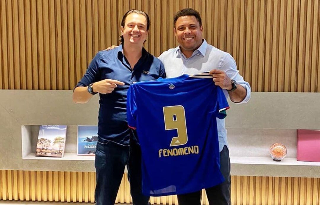 Ronaldo posa con la camiseta del Cruzeiro