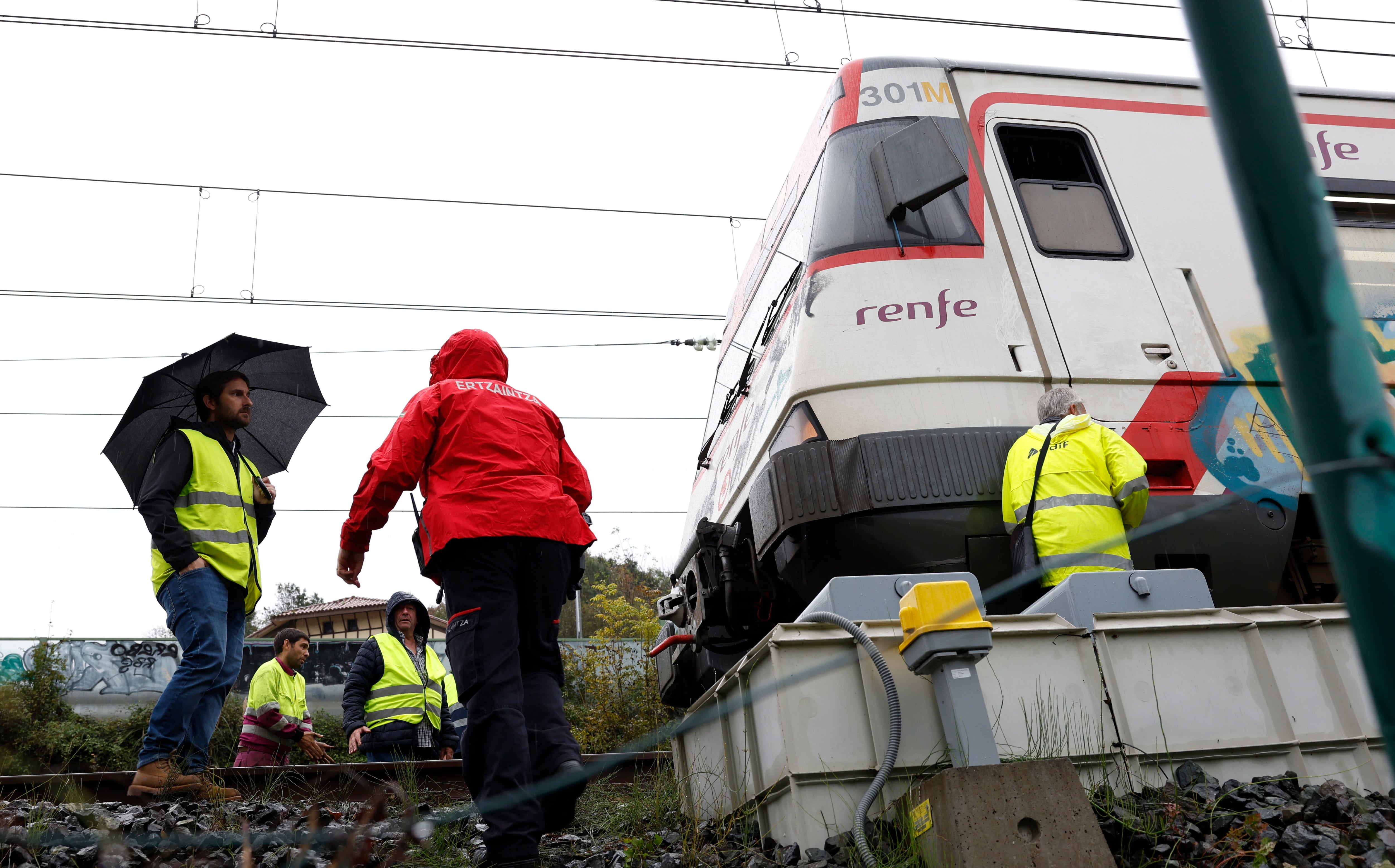 SAN SEBASTIÁN (ESPAÑA), 25/10/2024.- Un tren de Cercanías de Renfe ha descarrilado este vienes a la altura del barrio donostiarra de Martutene, sin que se hayan registrado heridos, han informado el Departamento vasco de Seguridad y Renfe. EFE/Juan Herrero
