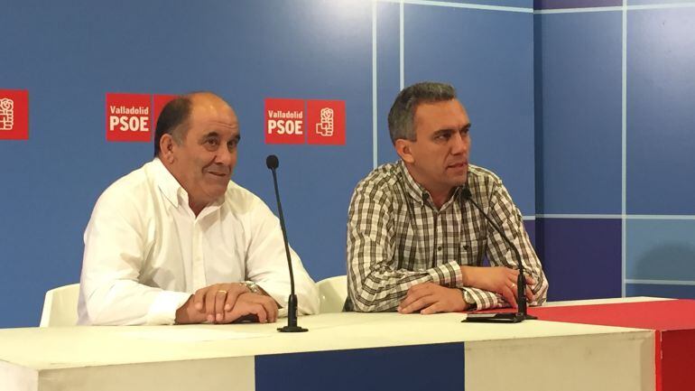 Mariano Suárez, alcalde de La Cistérniga (I), y Javier Izquierdo, secretario provincial del PSOE (d) durante la rueda de prensa