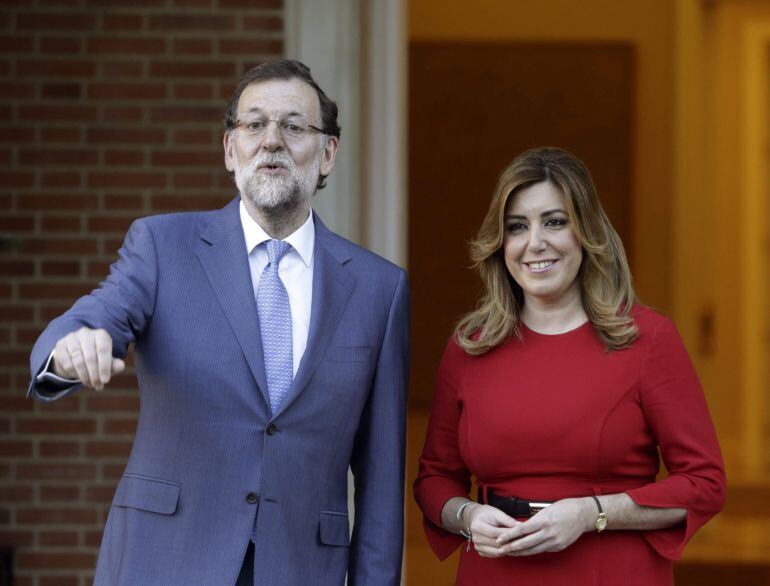 GRA310. MADRID, 22/12/2014.- El presidente del Gobierno, Mariano Rajoy (i), recibe a la presidenta de Andalucía, Susana Díaz, antes de la entrevista que han mantenido hoy en el Palacio de la Moncloa. Diaz pretende acordar proyectos en su comunidad susceptibles de beneficiarse del &quot;plan Juncker&quot; de inversiones de la Unión Europea. EFE/Zipi