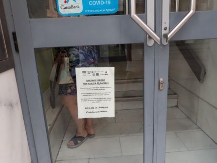 Cartel anunciador de la convocatoria en la puerta de la sucursal