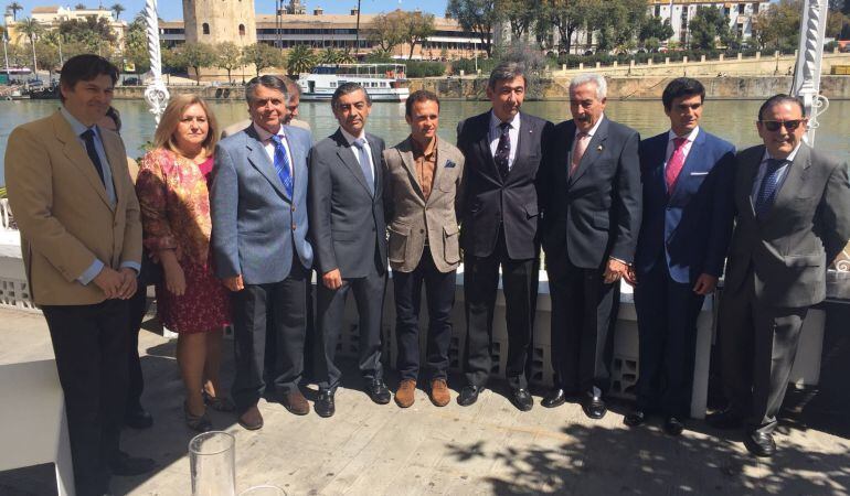 Antonio Ferrera, el quinto por la izquierda, y José María Amores, el segundo por la derecha, junto al equipo médico de la plaza de toros de la Real Maestranza de Caballería de Sevilla